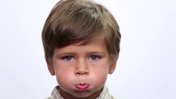 Портрет улыбающегося мальчика. Детское лицо вблизи страдает зубной болью (эмоции ). — стоковое видео