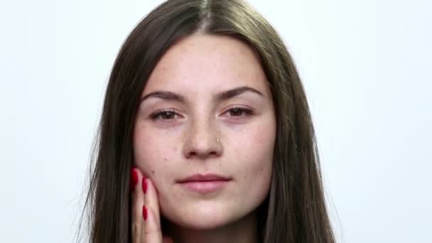 Portrait closeup of smiling  girl face. Girl face closeup suffering toothache (emotions). — Stock Video