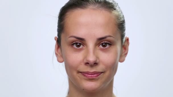 Portret close-up van het meisje gezicht lachend. meisje gezicht close-up lijden kiespijn (emoties). — Stockvideo