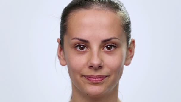 Retrato close-up de rosto de menina sorridente. Menina rosto closeup sofrendo dor de dente (emoções ). — Vídeo de Stock