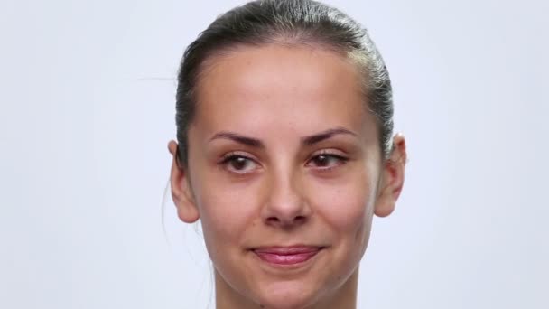 Portré Vértes mosolyogva a lány arcát. lány arca Vértes szenvedés fogfájás (érzelmek). — Stock videók
