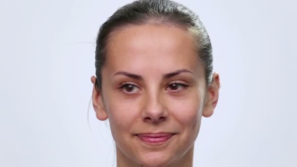 Retrato close-up de rosto de menina sorridente. Menina rosto closeup sofrendo dor de dente (emoções ). — Vídeo de Stock