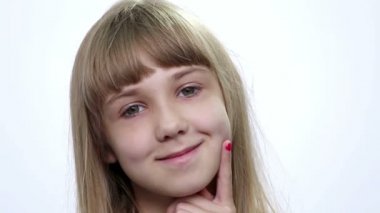 portre yakın çekim kız yüzü gülüyor. çocuğun yüzünü kapatmak diş ağrısı (duygu acı).