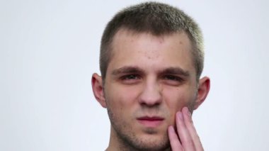 portre erkek yüzü gülen kapatalım. erkek yüz yakın diş ağrısı (duygu acı).