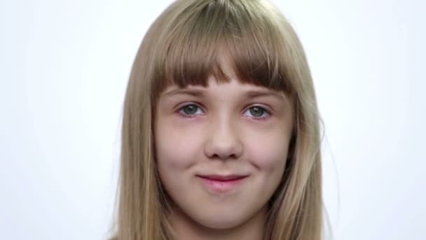 Портрет крупным планом улыбающейся девушки. Детское лицо вблизи страдает зубной болью (эмоции ). — стоковое видео