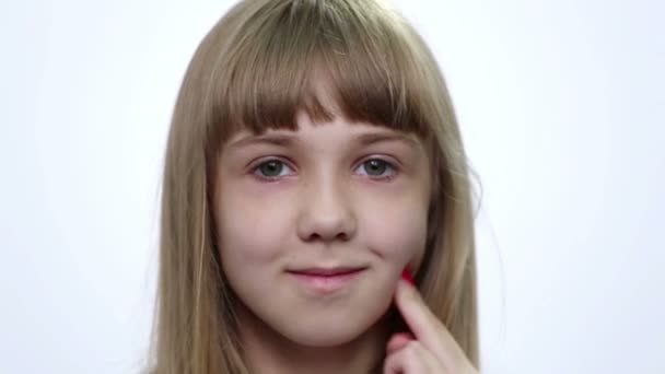Портрет крупным планом улыбающейся девушки. Детское лицо вблизи страдает зубной болью (эмоции ). — стоковое видео