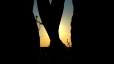 erkek ve kadın gün batımında aşık sunset.couple adlı bir alanda.