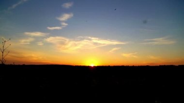 erkek ve kadın gün batımında aşık sunset.couple adlı bir alanda.
