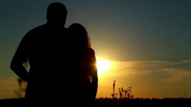 erkek ve kadın gün batımında aşık sunset.couple adlı bir alanda.