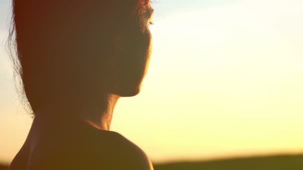 Portrait of a girl at sunset. Silhouette of a girl from the back. — Stock Video