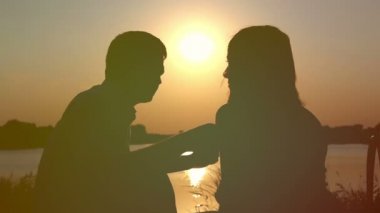 Gölde gün batımında dondurma yeme aşık genç bir çift