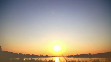 Aşk göl günbatımı, romantik tarihte öpüşme genç çift yavaşça öp, birbirine bakarak