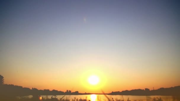 Pareja joven enamorada, disfrutando de la puesta de sol en el lago, la primera cita, romance, recreación al aire libre — Vídeos de Stock
