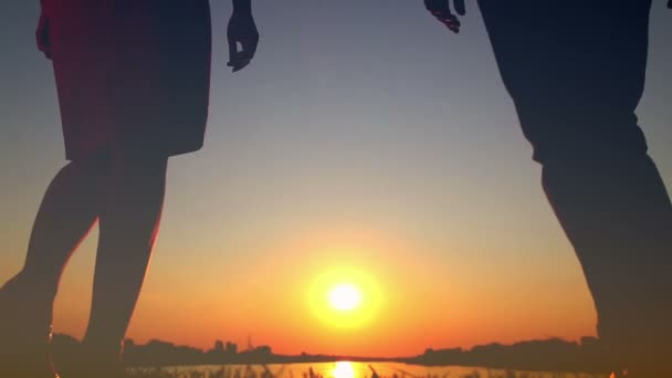 Jong paar in liefde zoenen op het meer op zonsondergang, romantische datum, kussen zachtjes elkaar, kijken elkaar — Stockvideo