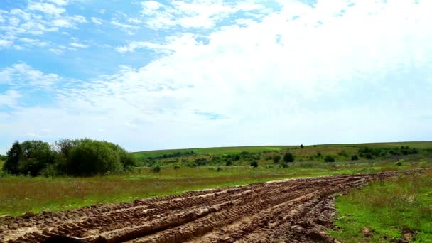 Wolken gaan snel door middel van de hemel, de schaduw op de weg, het landschap, de blauwe hemel — Stockvideo