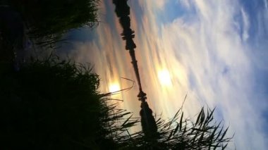 batan güneşin su ayna yansıması. akşam manzara. Uçuş odası etkisi.