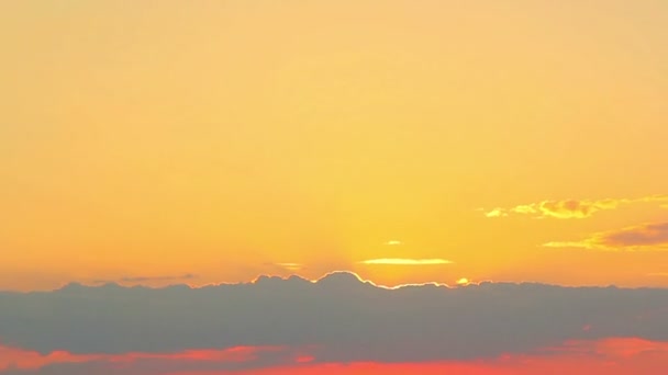 Puesta de sol a través de las nubes. El movimiento de la cámara por el cielo del atardecer. Últimos rayos del sol. Volando un avión en el cielo del atardecer. Atardecer oro . — Vídeo de stock