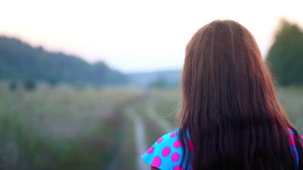 Retrato de uma menina jovem e bonita. Menina sorrindo para a câmera. Pessoa que mostra emoção . — Vídeo de Stock