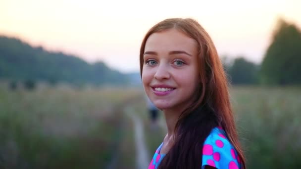 Portret van een jonge, mooie meisje. jong meisje glimlachen in de camera. persoon weergegeven: emotie. — Stockvideo