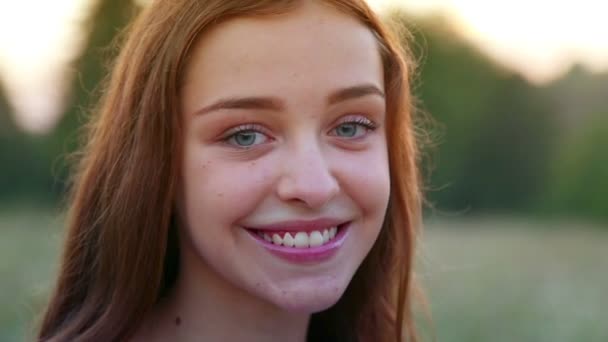 Portrait of a young, beautiful girl.  Young girl smiling at the camera. Person showing emotion. — Stock Video