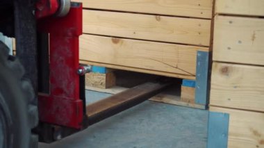 Bir forklift depodaki elma kutularını dolduruyor.. 