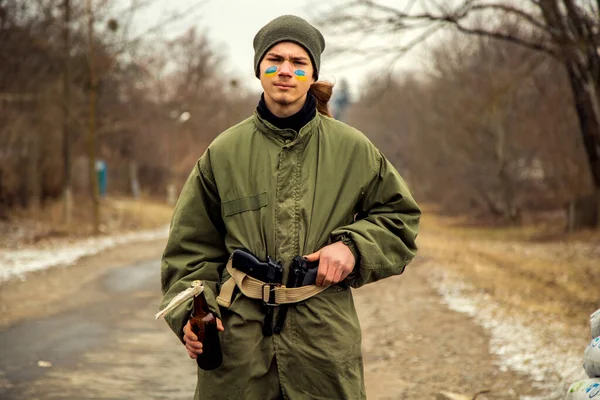 Adolescente Ucraniano Com Uma Arma Num Posto Controlo Patriota Ucraniano — Fotografia de Stock
