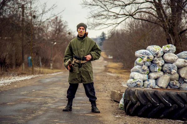 Adolescent Ukrainien Armé Poste Contrôle Patriote Ukrainien Garde Entrée Village — Photo