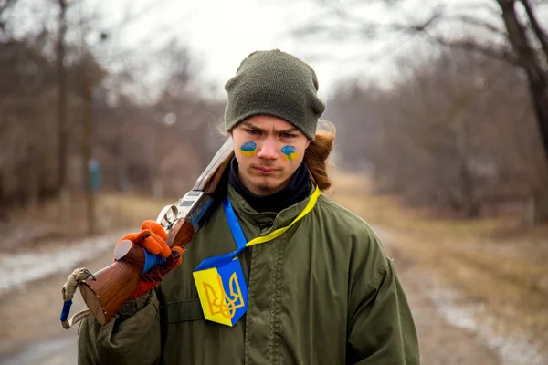 Adolescente Ucraniano Com Uma Arma Num Posto Controlo Patriota Ucraniano — Fotografia de Stock