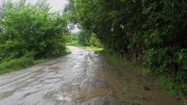 Kırsal yollar yağmurla yıkandı. Yağmurdan sonra kırsal yollar.