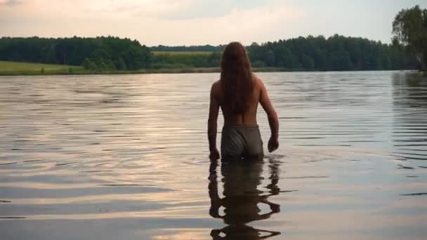 10代の少年が川で入浴している 川の上に眠る長髪の男の肖像画 — ストック動画