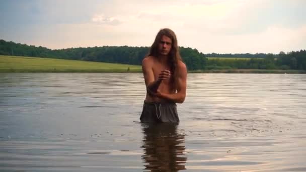 Ragazzino Bagna Nel Fiume Ritratto Ragazzo Dai Capelli Lunghi Che — Video Stock