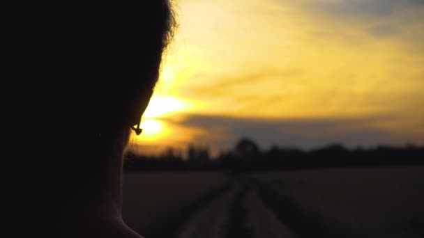 Girl Stretches Her Hand Sun Sunset Standing Country Road Sun — Stockvideo