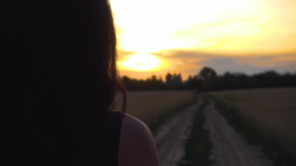 Menina Estende Mão Para Sol Pôr Sol Uma Estrada Campo — Vídeo de Stock