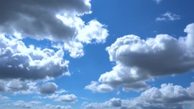 Gün ışığıyla aydınlanan güzel kümülüs bulutları, gökyüzünde özgürce ve hafifçe uçar. Özgürlük konsepti, hafiflik, ışık, kutsallık. Hızlandırılmış 4K video.