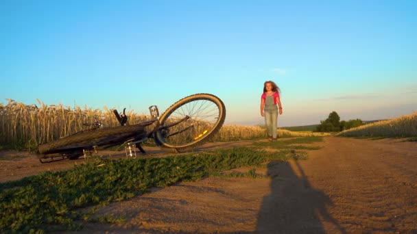 Egy Lány Megtanul Biciklizni Egy Vidéki Úton Egy Gyerek Városon — Stock videók