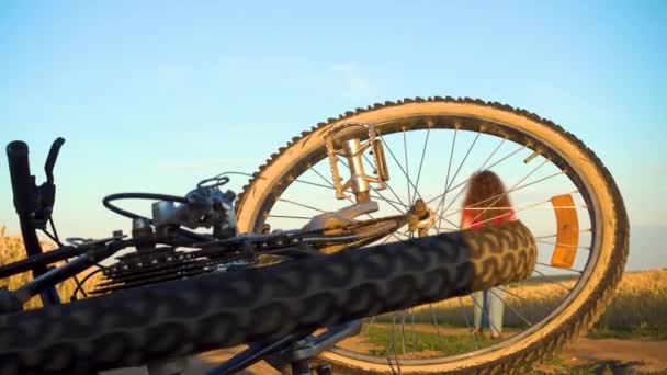 Girl Learns Ride Bike Rural Road Child City Field Learns — ストック動画