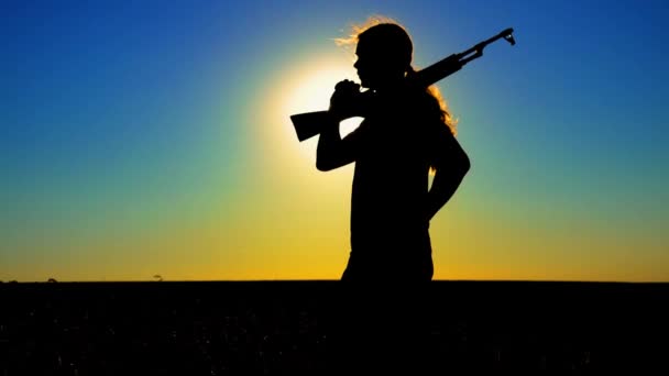 Ukraine War Young Man Kalashnikov Assault Rifle Trains Field Silhouette — Vídeo de Stock