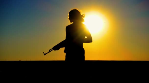 Ukraine War Young Man Kalashnikov Assault Rifle Trains Field Silhouette — стоковое видео