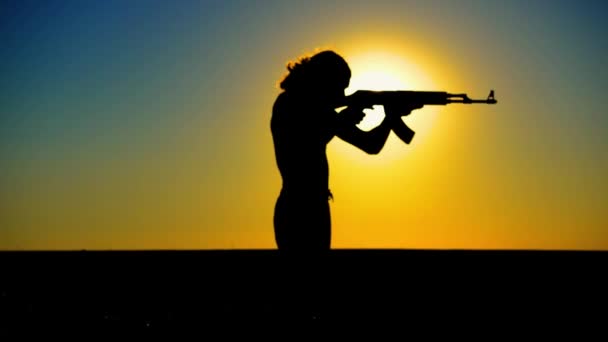 Ukraine War Young Man Kalashnikov Assault Rifle Trains Field Silhouette — Vídeo de stock