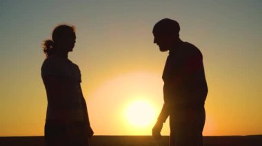 Spor ve eğlence sektörü. Baba oğul gün batımında antrenman yapıyor. Doğada koşan ve boks yapan iki baba ve oğul. Spor, sağlık, eğlence kavramı.