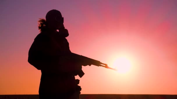Apocalypse Man Gas Mask Kalashnikov Sunset Stalker Scorched Earth Nuclear — стоковое видео