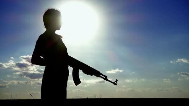 Ukraine War Young Woman Kalashnikov Assault Rifle Training Field Silhouette — Vídeo de Stock