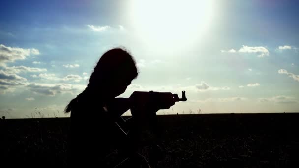 Ukraine War Portrait Young Woman Kalashnikov Assault Rifle Training Field — Αρχείο Βίντεο