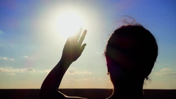 Dziewczyna Wyciąga Rękę Słońca Zachodzie Słońca Szczęśliwa Kobieta Złożyła Serce — Wideo stockowe