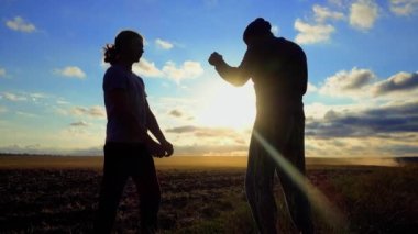 Spor ve eğlence sektörü. Baba oğul gün batımında antrenman yapıyor. İki baba ve oğul doğada boks yapıyor. Spor, sağlık, eğlence kavramı. 