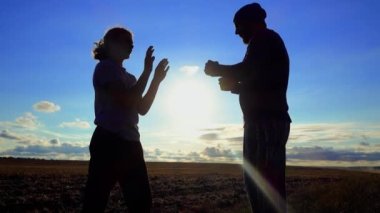 Spor ve eğlence sektörü. Baba oğul gün batımında antrenman yapıyor. İki baba ve oğul doğada boks yapıyor. Spor, sağlık, eğlence kavramı. 