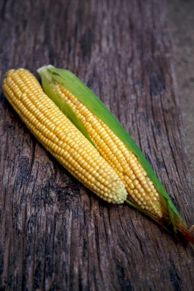 Corn Cobs Lie Wooden Table Ripe Corn Lies Textured Old — Stok fotoğraf