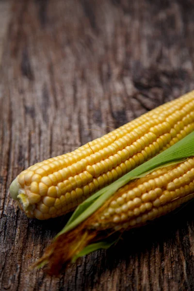 Corn Cobs Lie Wooden Table Ripe Corn Lies Textured Old — Stock Fotó