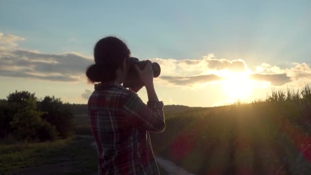 Young Woman Photographs Sun Sunset Girl Filming Sunset Camera Movement — ストック動画