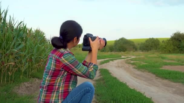 Young Woman Field Photographs Nature Girl Camera Walks Nature Camera — Wideo stockowe